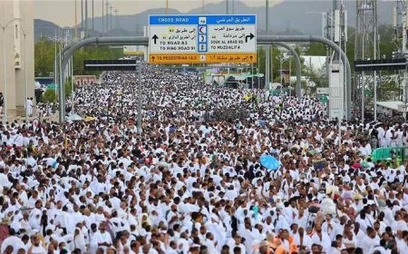 حجاج بيت الله الحرام يتوافدون إلى مشعر منى لقضاء يوم التروية