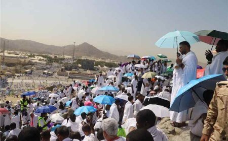 توافد ضيوف الرحمن إلى صعيد عرفات لأداء ركن الحج الأعظم
