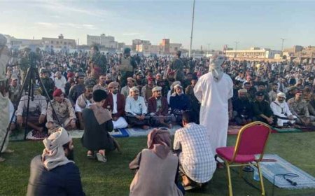 محافظ شبوة يؤدي صلاة عيد الأضحى مع جموع المصلين بمدينة عتق