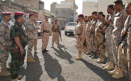 رئيس أركان محور تعز يزور المقاتلين في جبهات شرق وشمال مدينة تعز