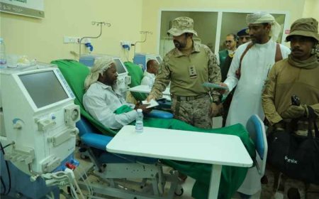 قائد قوة التحالف بالمهرة ووكيل أول محافظة المهرة يزوران مرضى مركز الغسيل الكلوي بمناسبة عيد الأضحى المبارك