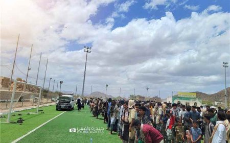 آلاف المواطنين يؤدون صلاة الغائب على روح الرئيس هادي في الوضيع بأبين