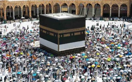 حجاج بيت الله الحرام يؤدون طواف الوداع