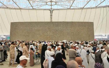 حجاج بيت الله الحرام يواصلون رمي الجمرات في آخر أيام التشريق