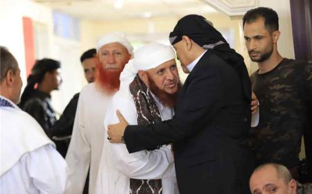 محافظ تعز يستقبل جموع المعزين في وفاة الرئيس السابق عبدربه منصور هادي
