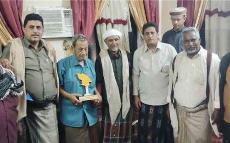 قيادة مكتب مؤتمر حضرموت الجامع بأرياف المكلا تنفذ زيارات عيدية وتكرم المدير العام السابق للمديرية