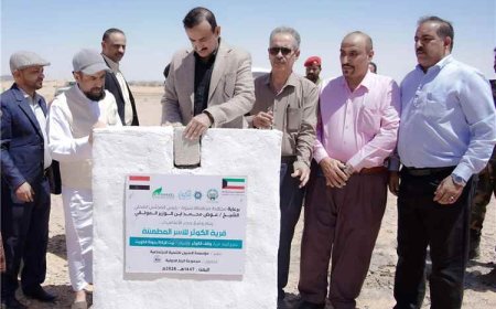 المحافظ بن الوزير يضع حجر الأساس لمشروع المدينة السكنية الكويتية للأيتام في عتق.