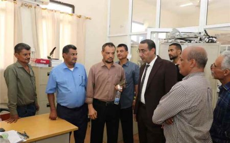 نائب وزير التعليم الفني يتفقد مستوى الانضباط الوظيفي بديوان الوزارة في عدن
