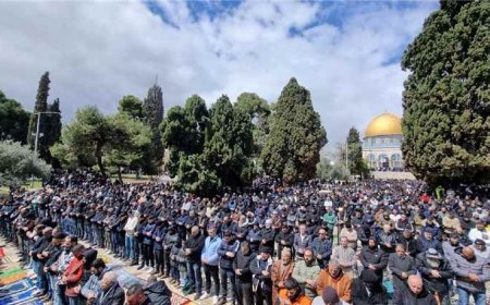 نحو 65 ألف فلسطيني يؤدون صلاة الجمعة بالمسجد الأقصى