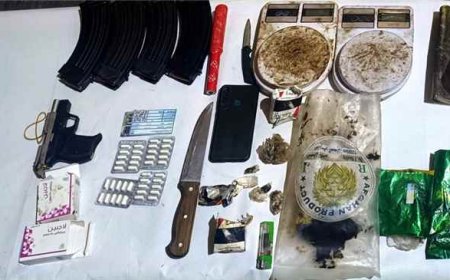 مكافحة المخدرات بساحل حضرموت تداهم وكرًا للترويج وتضبط أكثر من كيلو حشيش وأسلحة بالمكلا