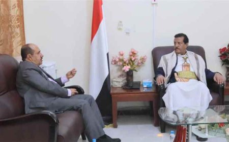 وكيل محافظة مأرب يناقش مع نائب وزير الشؤون الاجتماعية دعم السلطة المحلية لمواجهة التحديات الإنسانية
