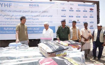 المدير العام لمديرية الشحر يدشن توزيع الحقائب غير الغذائية للنازحين في مخيمي تبالة والخزان