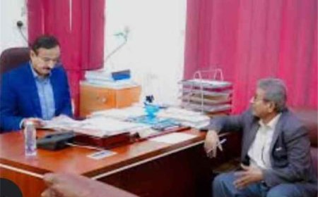 محافظ شبوة يناقش آليات تقييم الأداء الإداري بالمرافق الحكومية.